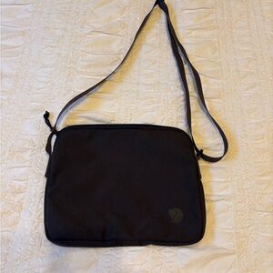 Fjall Raven crossbody Bag- NWOT -size -8x10 inch